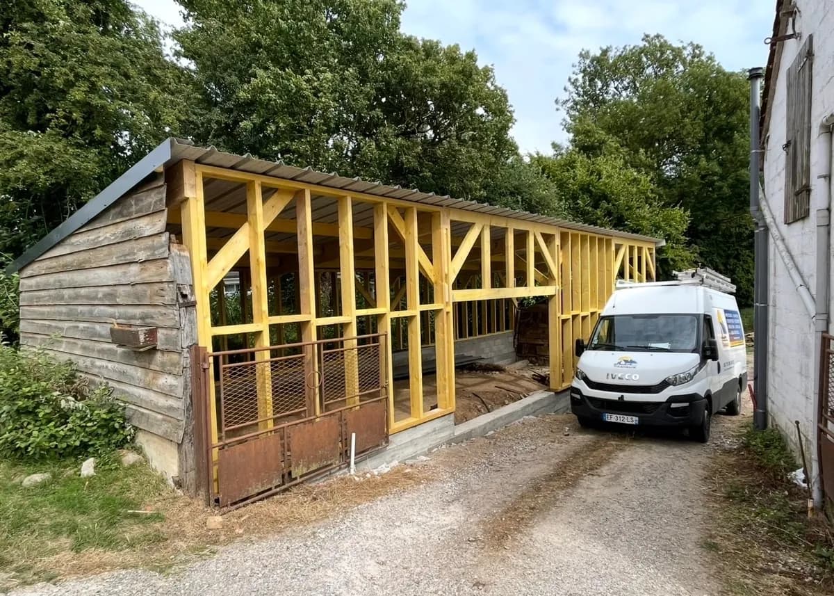 Structure neuve en ossature bois montée sur un chantier